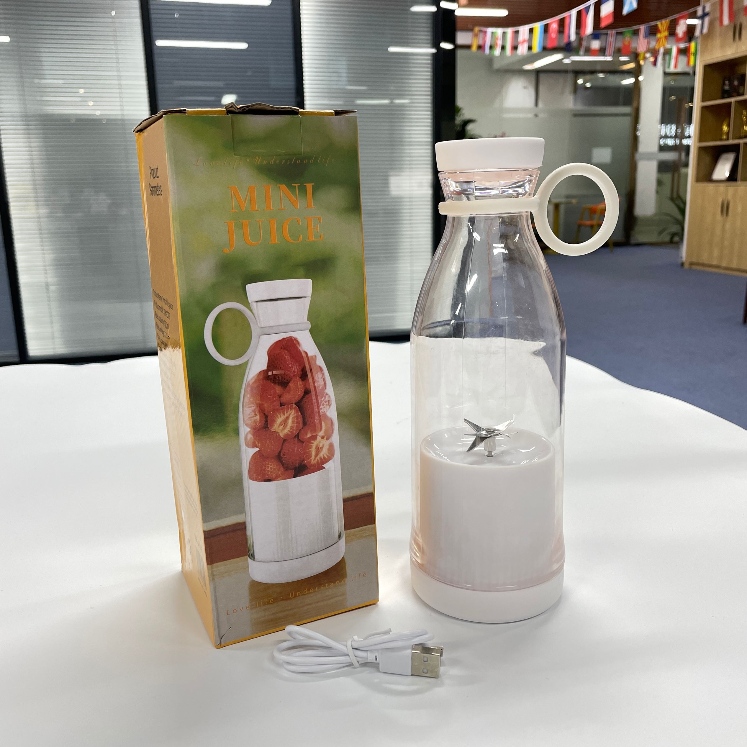 Portable USB Juicer Blender 350ml – 4-Blade Mini Smoothie Maker